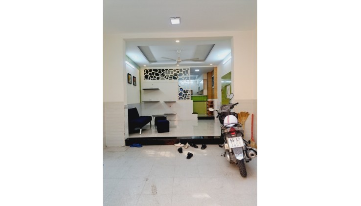 Hiếm Lạc Long Quân - Ngay Quận 11 - 4 tầng BTCT - 40m2 Sát MT